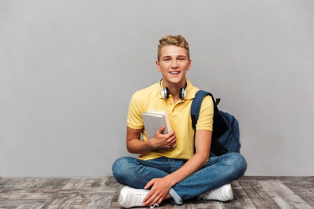 Portrait d'un adolescent décontracté souriant avec sac à dos