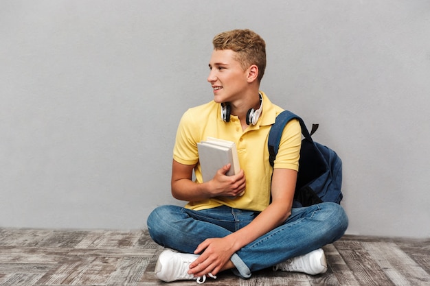 Portrait d'un adolescent décontracté souriant avec sac à dos