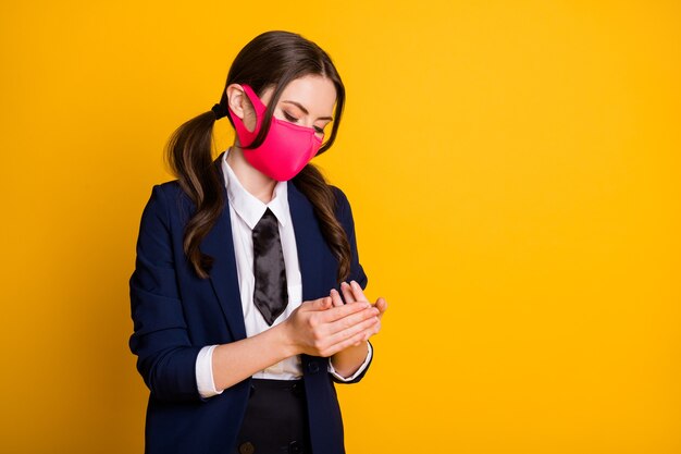 portrait d'adolescent du lycée concentré se laver les mains porter un masque