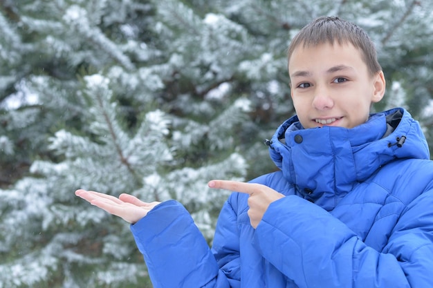 Portrait d'un adolescent à l'extérieur en hiver