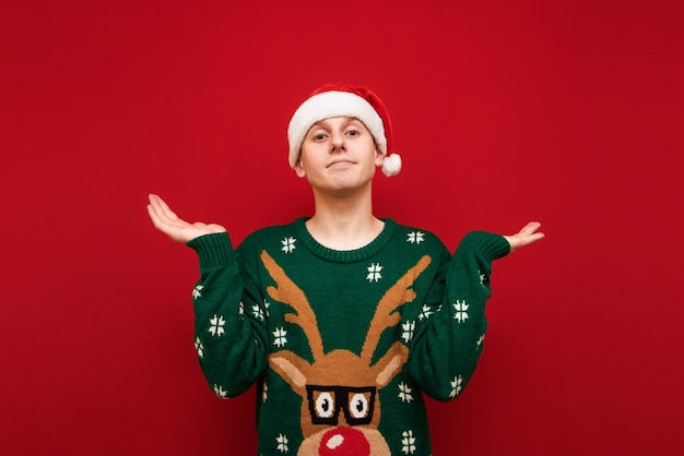 Portrait adolescent garçon avec pull de Noël