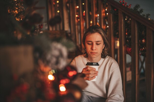 Portrait d'adolescent garçon rêveur authentique candide dans la tristesse déprimant l'émotion à la maison Noël