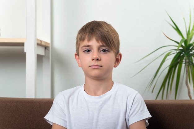 Portrait d'adolescent à la maison