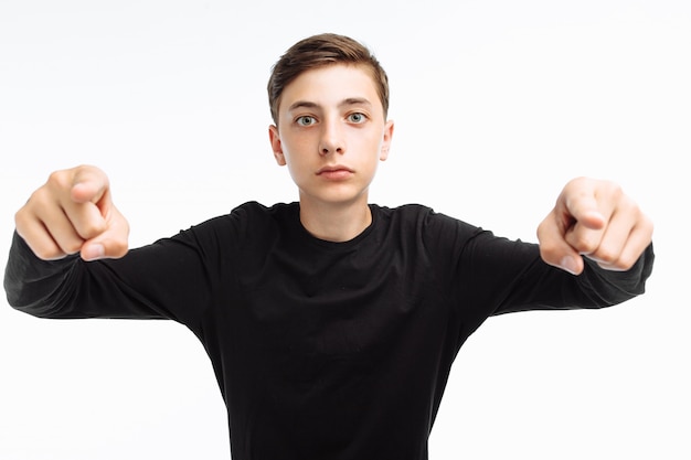 Portrait d'un adolescent avec un regard surpris