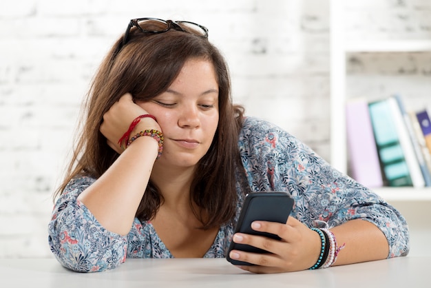 Portrait d'un adolescent avec un smartphone