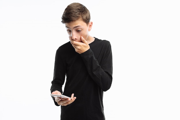 Portrait, adolescent, tenue, téléphone, regarder, téléphone