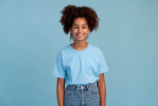 Portrait d'une adolescente aux cheveux bouclés