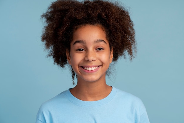 Photo portrait d'une adolescente aux cheveux bouclés