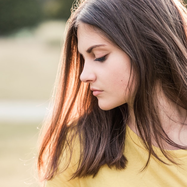 Portrait d'une adolescente aux cheveux longs