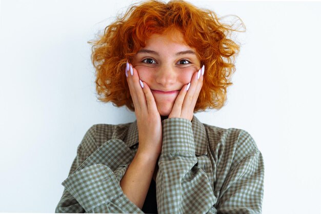 Portrait d'une adolescente aux cheveux roux avec des émotions sur le visage