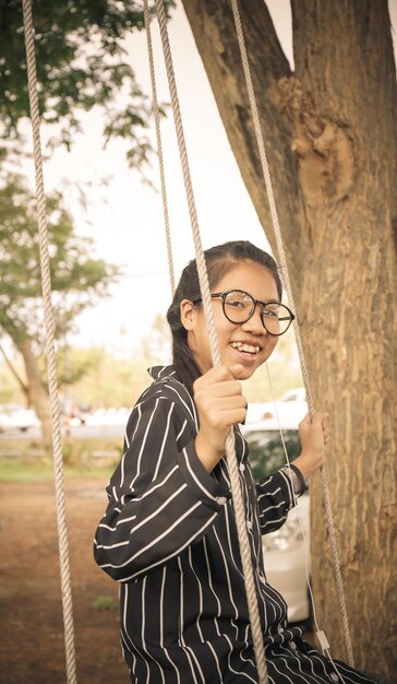 Photo portrait d'une adolescente sur une balançoire