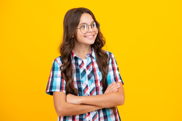 Portrait d'adolescente bras croisés isolé sur fond de couleur jaune Concept de l'enfance de style de vie des enfants
