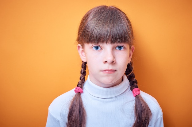 Portrait d'adolescente caucasienne avec deux nattes