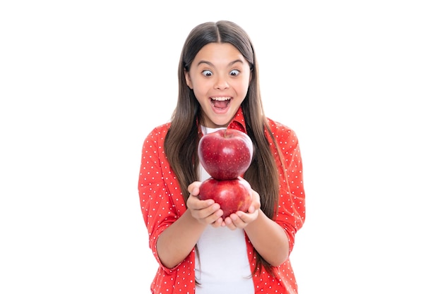 Portrait d'une adolescente confiante avec une pomme qui va prendre une collation saine Régime alimentaire et vitamines pour enfants