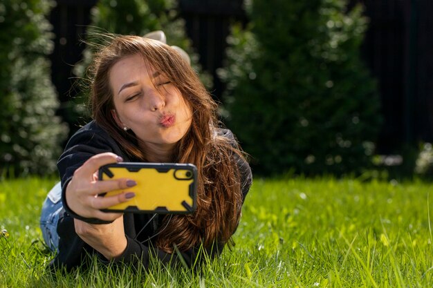 Portrait d'une adolescente dans un champ