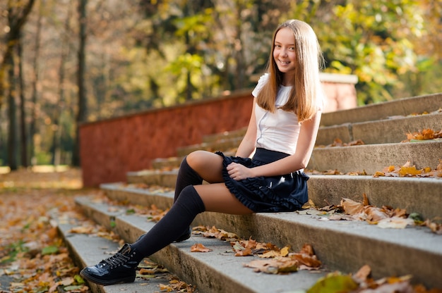 Portrait d&#39;une adolescente dans le parc