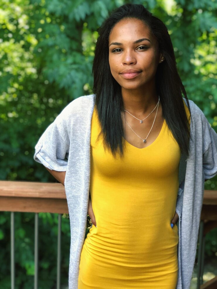 Photo portrait d'une adolescente debout contre la balustrade