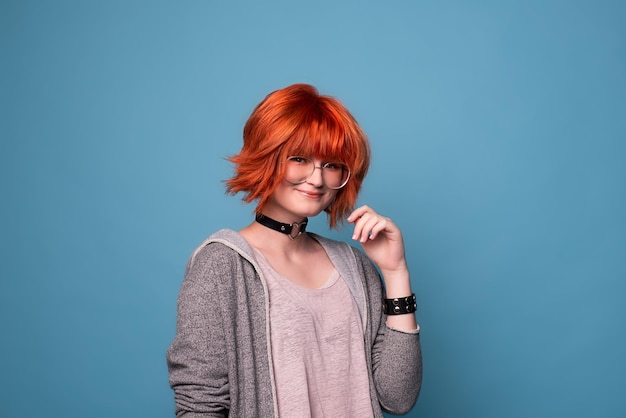 Portrait d'une adolescente élégante avec du maquillage sur fond bleu