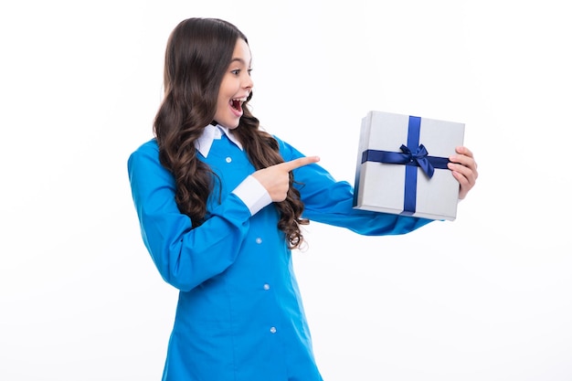 Portrait d'adolescente enfant fille 12 13 14 ans holding Christmas gift box Teen donnant un cadeau d'anniversaire