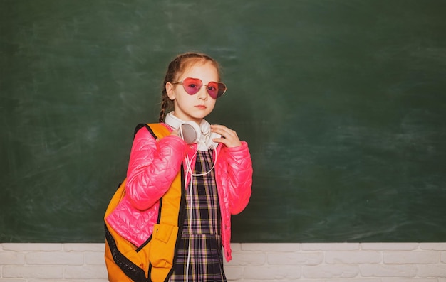 Portrait d'une adolescente étudiante drôle school girl wearing eyeglasses enfant studio portrait educati