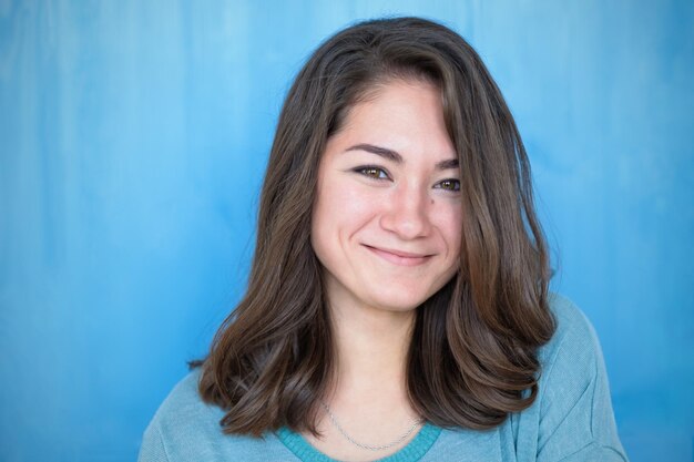 Portrait d'une adolescente sur fond blanc