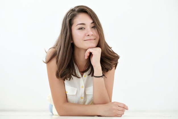 Portrait d'une adolescente sur fond blanc