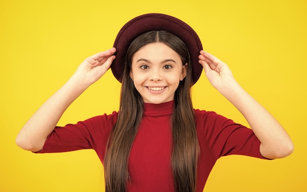 Portrait d'une adolescente heureuse Portrait d'une belle adolescente souriante heureuse sur fond de studio jaune