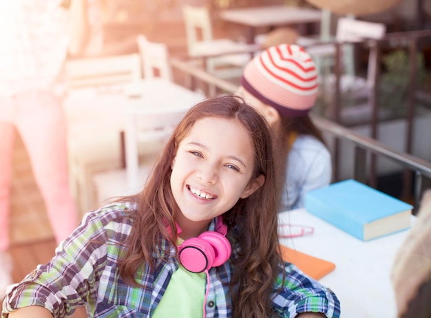 Photo portrait d'une adolescente joyeuse assise dans un café