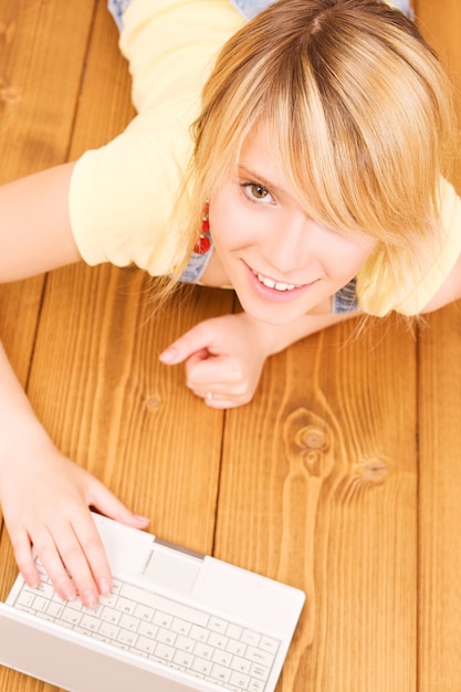 Portrait d'une adolescente avec un ordinateur portable