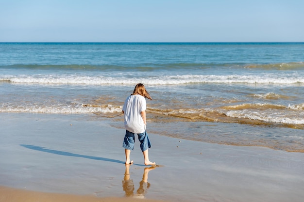 Portrait d'une adolescente sur la plage vacances d'été au bord de la mer