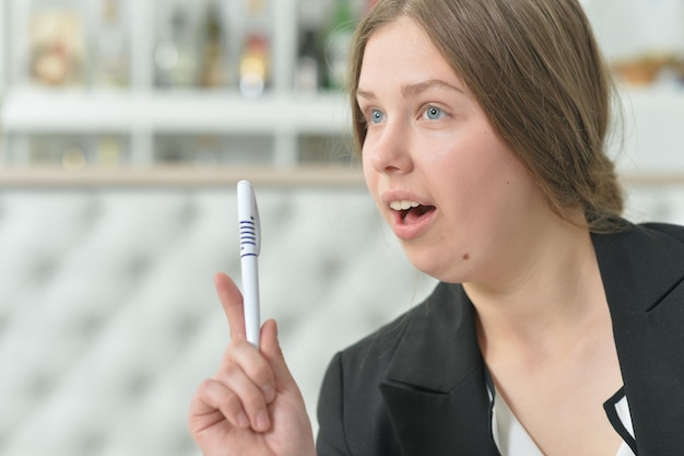 Portrait d'une adolescente réfléchie portant des vêtements de cérémonie