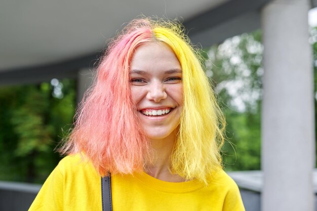 Portrait d'une adolescente riante heureuse de 15, 16 ans aux cheveux teints de couleur