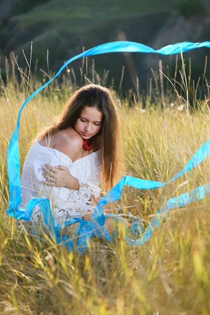 Portrait d'une adolescente avec un ruban de gymnastique