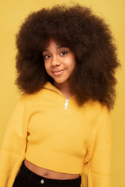 Photo portrait d'une adolescente se bouchent