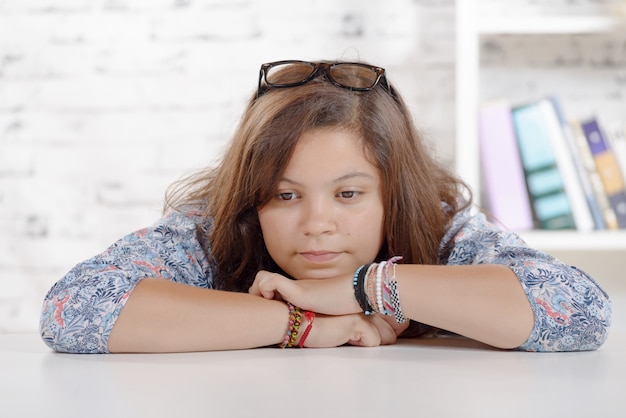 Portrait d'une adolescente sur son bureau