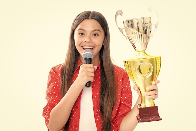 Portrait d'une adolescente souriante heureuse