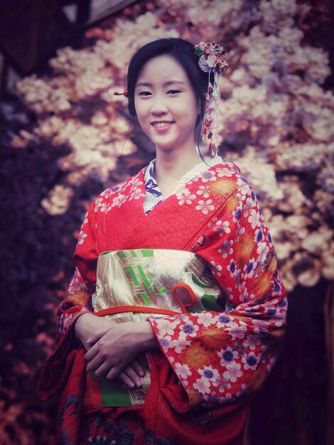 Portrait d'une adolescente souriante portant un kimono