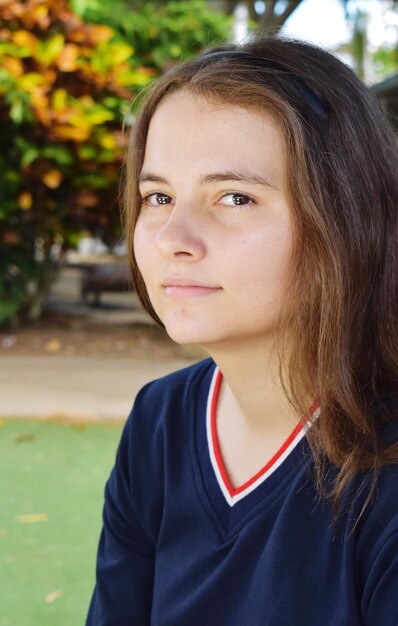 Photo portrait d'une adolescente souriante