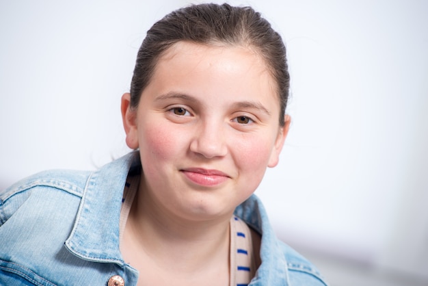 Portrait d'une adolescente souriante