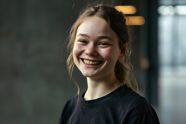 Photo portrait d'une adolescente avec des taches de rousseur la fille sourit