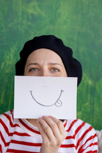 Photo portrait d'une adolescente tenant un papier en forme de cœur