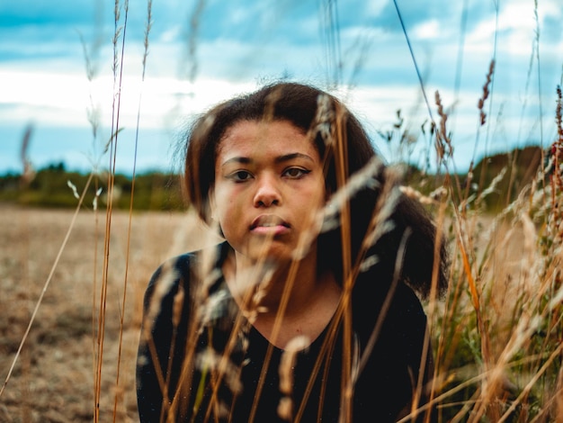 Photo portrait d'une adolescente sur le terrain