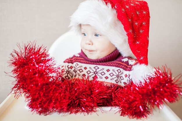 portrait adorable bébé avec bonnet de noel