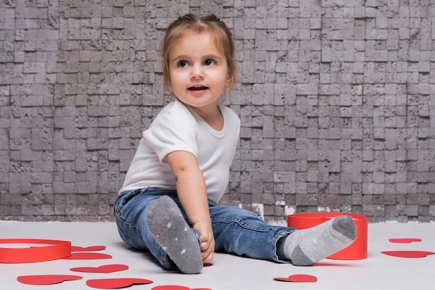 Portrait de l'adorable petite fille jouant