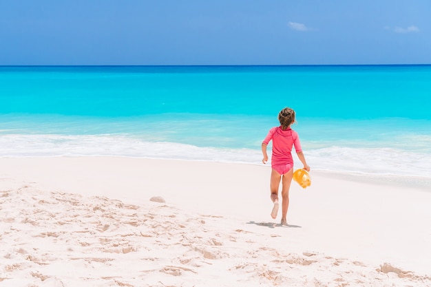 Portrait de l'adorable petite fille à la plage pendant les vacances d'été