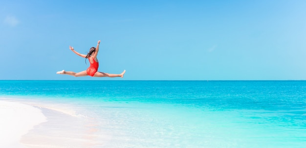 Portrait de l'adorable petite fille à la plage pendant les vacances d'été