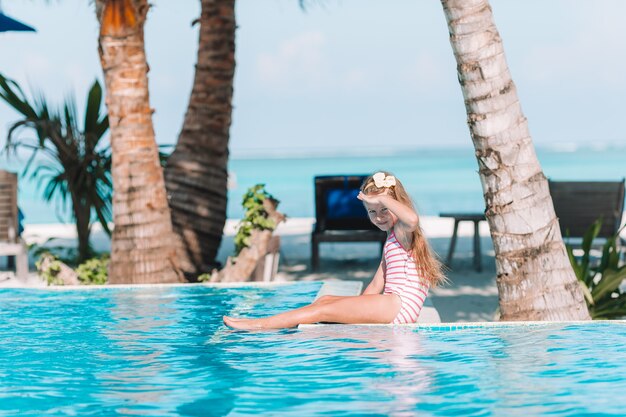 Portrait de l'adorable petite fille à la plage pendant les vacances d'été