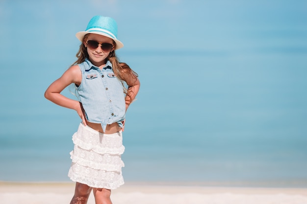 Portrait de l'adorable petite fille à la plage pendant les vacances d'été