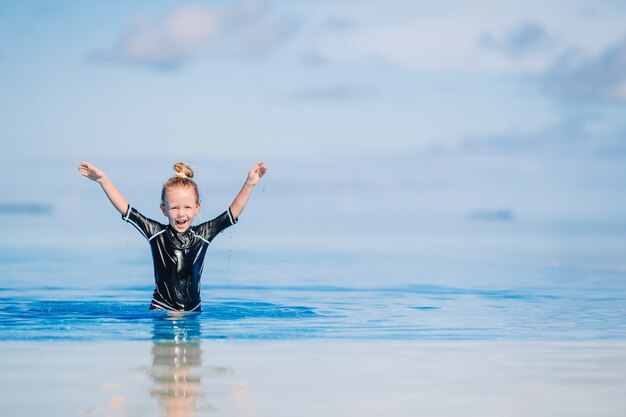 Photo portrait de l'adorable petite fille à la plage pendant les vacances d'été