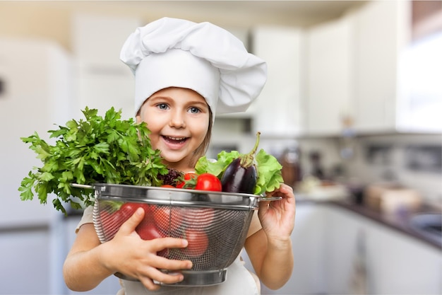 Portrait d'adorable petite fille préparant des aliments sains à la cuisine